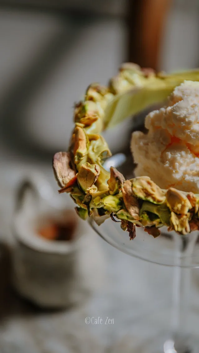 Dessert im Glas mit getrockneten Apfelscheiben am Rand und Sahnehaube