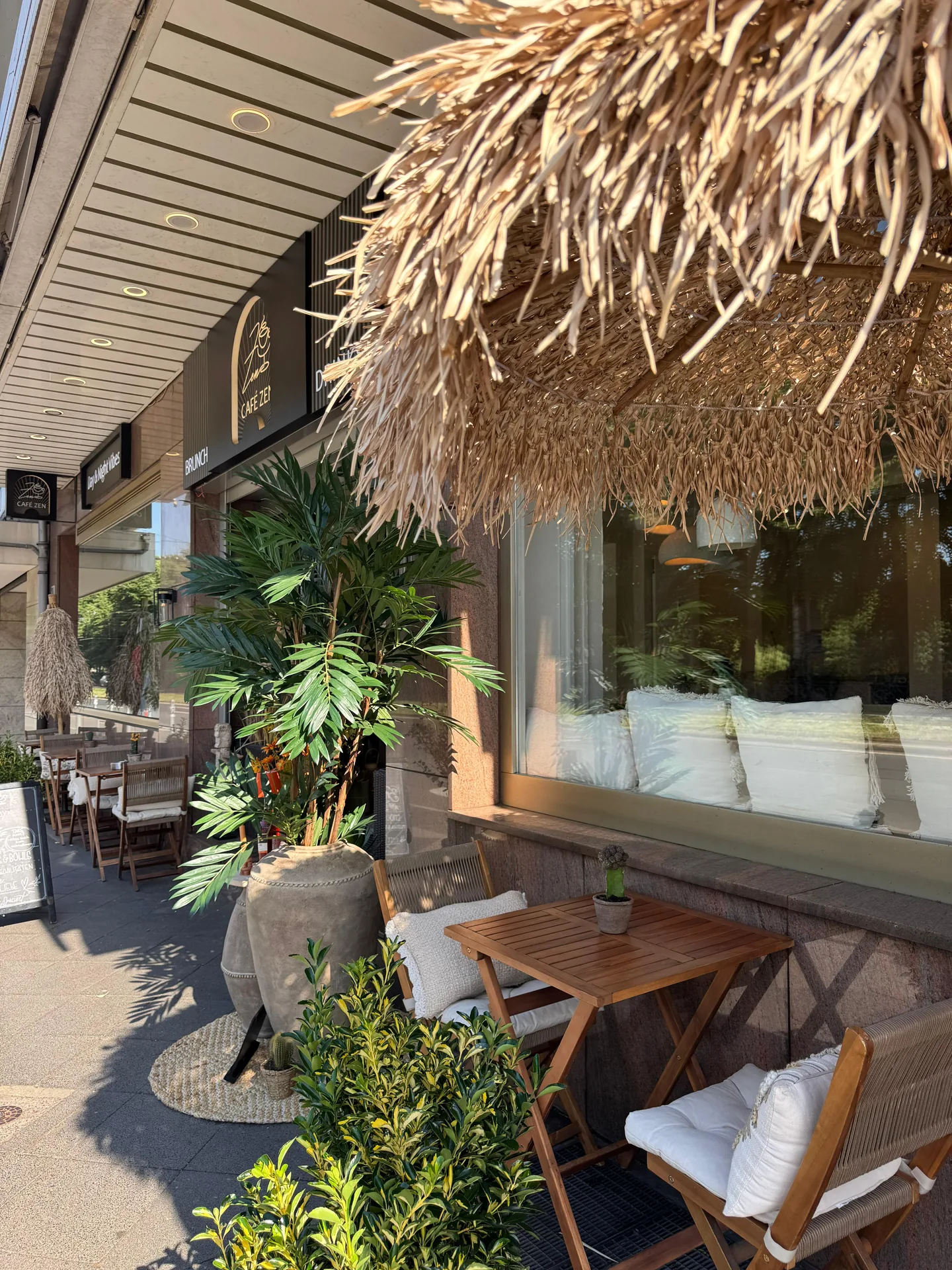 Café Zen — Ladenlokal von außen